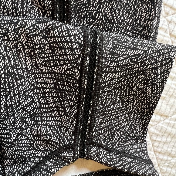 Lululemon hi rise 25” leggings 4 - Picture 7 of 9